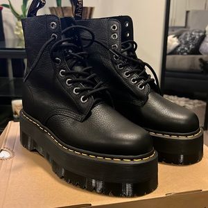 (BRAND NEW) Dr. Martens Platform Boots (Size 9)